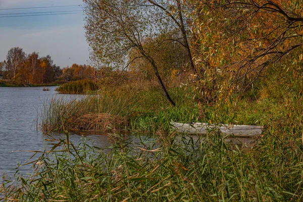 晴れた日の秋の川にボート — ストック写真