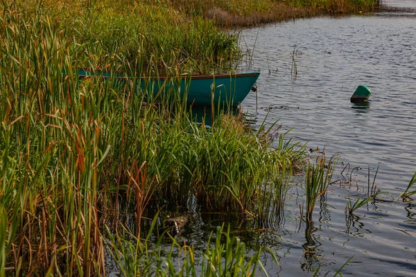 Barco Río Otoño Día Soleado Fotos De Stock Sin Royalties Gratis