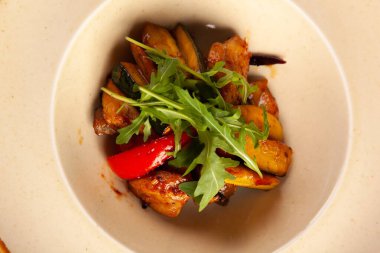 Beyaz arkaplanda kabak ve roka salatası.