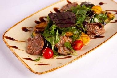 Sebze ve soslu dana eti.