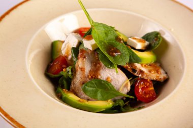 Avokado ve soslu tavuk salatası.