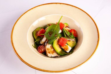 Avokado ve soslu tavuk salatası.