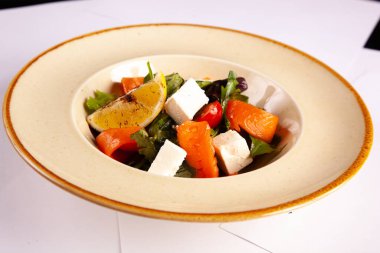 Kırmızı balıklı salata ve yumuşak peynir.