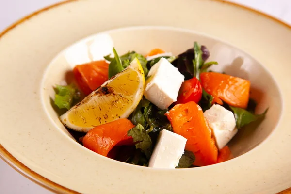 Salada com peixe vermelho e queijo mole Fotografias De Stock Royalty-Free