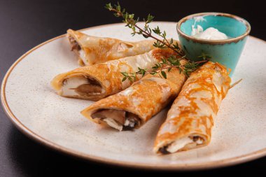 Farklı bir tabakta farklı doldurulmuş krepler.