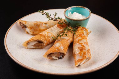 Farklı bir tabakta farklı doldurulmuş krepler.