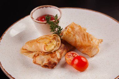 Farklı bir tabakta farklı doldurulmuş krepler.