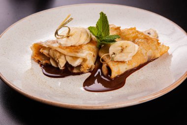 Farklı bir tabakta farklı doldurulmuş krepler.