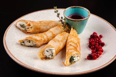 Farklı bir tabakta farklı doldurulmuş krepler.