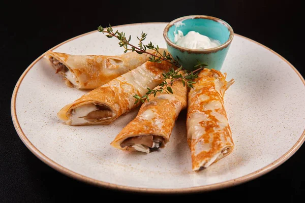 Farklı bir tabakta farklı doldurulmuş krepler.