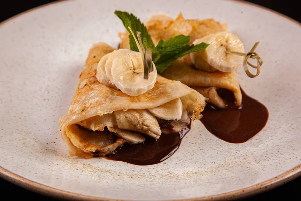 Farklı bir tabakta farklı doldurulmuş krepler.