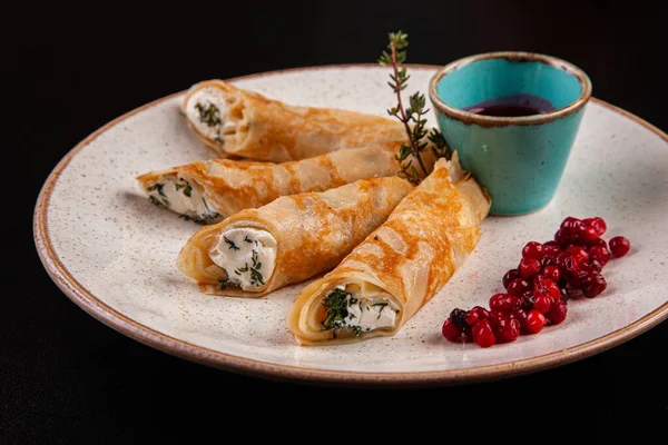 Farklı bir tabakta farklı doldurulmuş krepler.