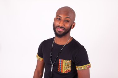Afrikalı-Amerikalı genç adam giyen geleneksel giysiler