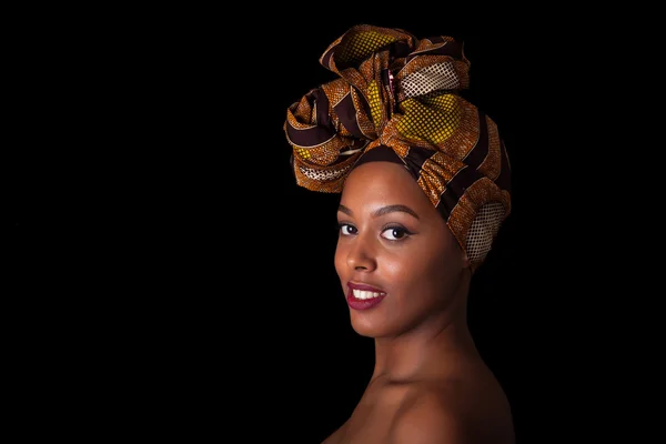 年轻美丽的非洲女人戴着传统的头巾，我 — 图库照片