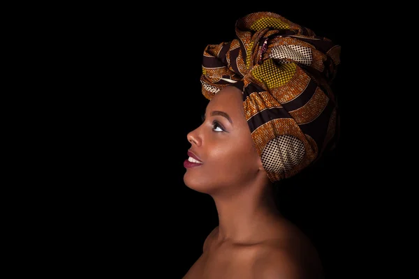 伝統的なスカーフを身に着けている若い美しいアフリカ女性私 — ストック写真