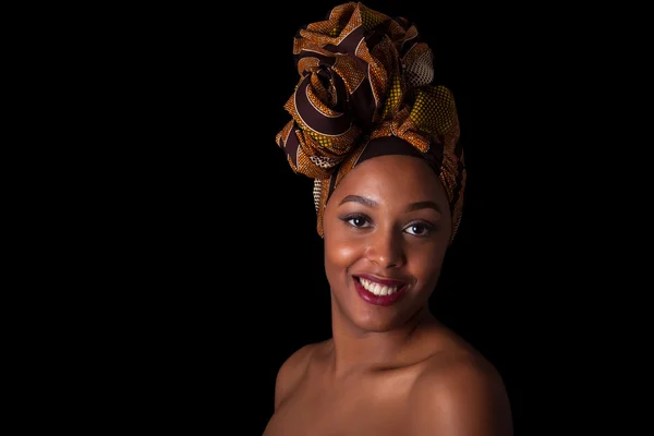 Giovane bella donna africana che indossa un velo tradizionale, I — Foto Stock