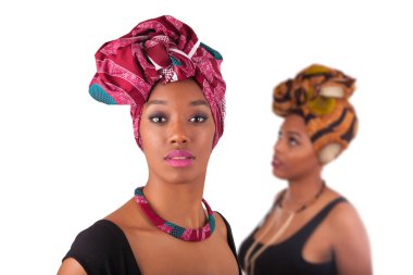 Geleneksel başörtüsü giyen genç güzel Afrika kadın