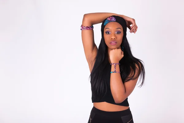 Schöne afrikanisch-amerikanische Frau trägt ein Stirnband isoliert auf — Stockfoto