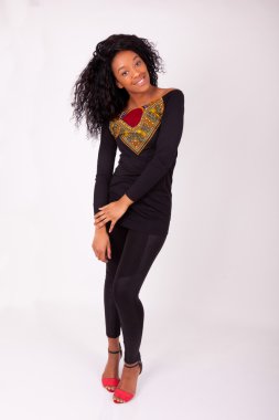Güzel bir Afrikalı-Amerikalı kadın moda portre