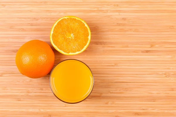 Fresh orange juice glass with sliced fruits - Flat lay — Stock Photo, Image