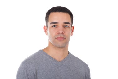 Beyaz arka plan üzerinde izole genç latin Amerika adam portresi