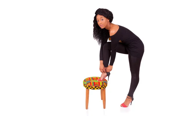 Prachtige Afrikaanse Amerikaanse vrouw om haar hoge hakken schoenen — Stockfoto
