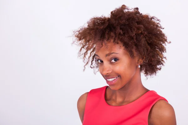 Joven mujer afroamericana negra con el pelo afro muy rizado —  Fotos de Stock