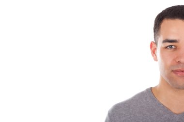 Beyaz arka plan üzerinde izole genç latin Amerika adam portresi