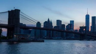 4 k günbatımı timelaspe Manhattan siluetinin ve Brooklyn Köprüsü - New York - ABD