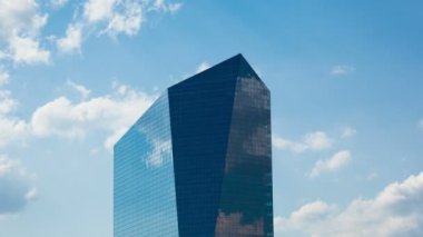 4k Timelapse philadelphia gökdelenin bir bulutlu gökyüzü mavi - Pennsylvania ABD üzerinden