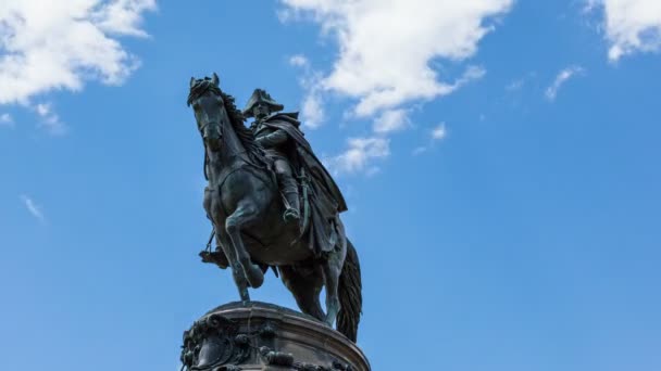 4k Timelapse de George Washington estátua com nuvens em movimento no fundo - UHD — Vídeo de Stock