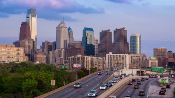 4K Day to Night Timelapse del rascacielos de Filadelfia sobre un cielo azul nublado - Pensilvania EE.UU. — Vídeo de stock