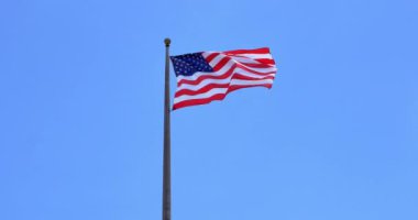 4 k Amerikan bayrağı - yıldız ve bulutlu bir mavi gökyüzü üzerinde yüzen çizgili