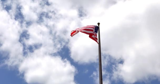 4k amerikanische Flagge - Stern und Streifen schweben über einem wolkenverhangenen blauen Himmel — Stockvideo