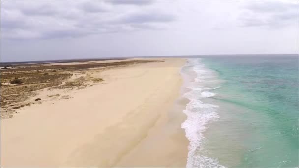 Letecký pohled na pláž (Praia de) Curalinho v Boa Vista Kapverdy-Cabo Verde — Stock video