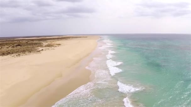 Vedere aeriană a (Praia de) Plaja Curalinho din Boa Vista Capul Verde - Cabo Verde — Videoclip de stoc