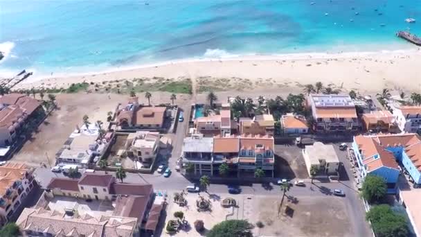 Vista aérea de la ciudad de Santa Maria en Sal Cabo Verde - Cabo Verde — Vídeo de stock