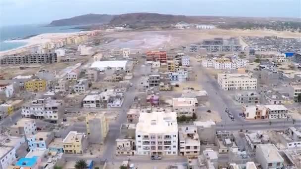 Luchtfoto van Sal Rei stad in Boavista Kaapverdië - Cabo Verde — Stockvideo