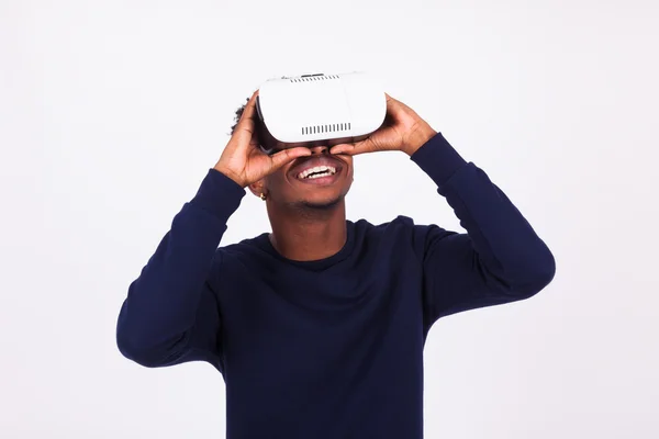 African American ung man bär vr virtuell verklighet headset ov — Stockfoto