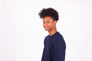 Mutlu genç Afro-Amerikan adam beyaz arka plan üzerinde izole - 