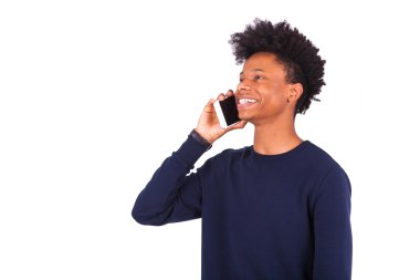 Genç Afrikalı-Amerikalı adam onun smartphone telefon görüşmesi