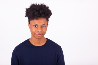 Mutlu genç Afro-Amerikan adam beyaz arka plan üzerinde izole - 