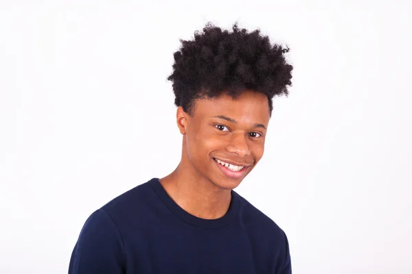 Mutlu genç Afro-Amerikan adam beyaz arka plan üzerinde izole - — Stok fotoğraf