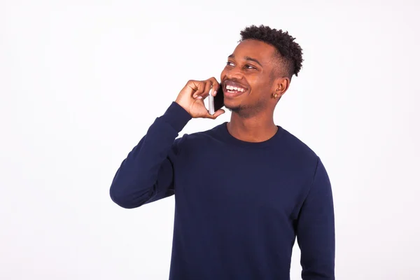 Jovem afro-americano fazendo um telefonema em seu smartphone — Fotografia de Stock