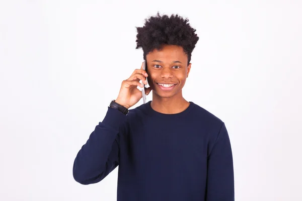 Jovem afro-americano fazendo um telefonema em seu smartphone — Fotografia de Stock