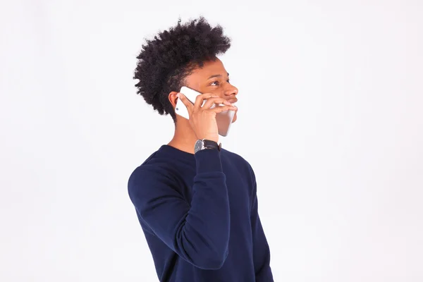 Jovem afro-americano fazendo um telefonema em seu smartphone — Fotografia de Stock