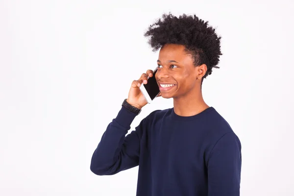 Jovem afro-americano fazendo um telefonema em seu smartphone — Fotografia de Stock