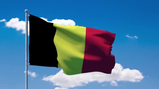 Bandera belga ondeando sobre un cielo azul nublado — Vídeo de stock