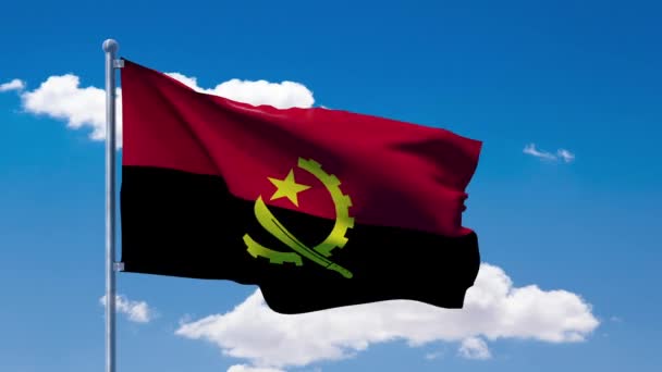 Angolanische Flagge weht über einem blauen bewölkten Himmel — Stockvideo