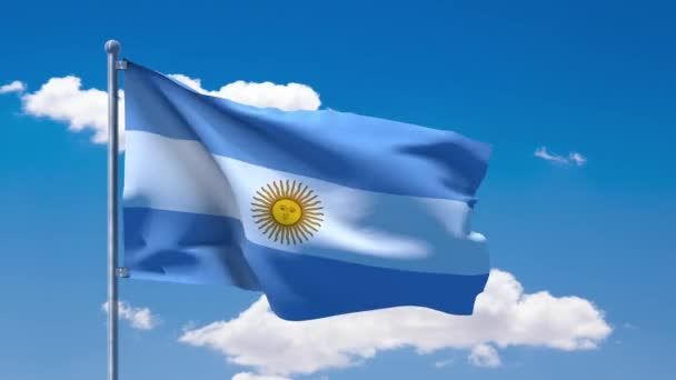 Bandeira argentina acenando sobre um céu azul nublado — Vídeo de Stock